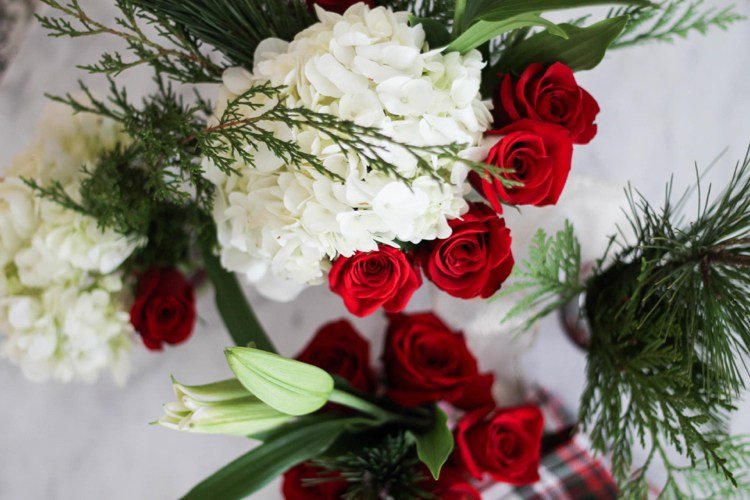kvety na vianoce kvety vianočné ozdoba farba červené biele ruže hortenzie