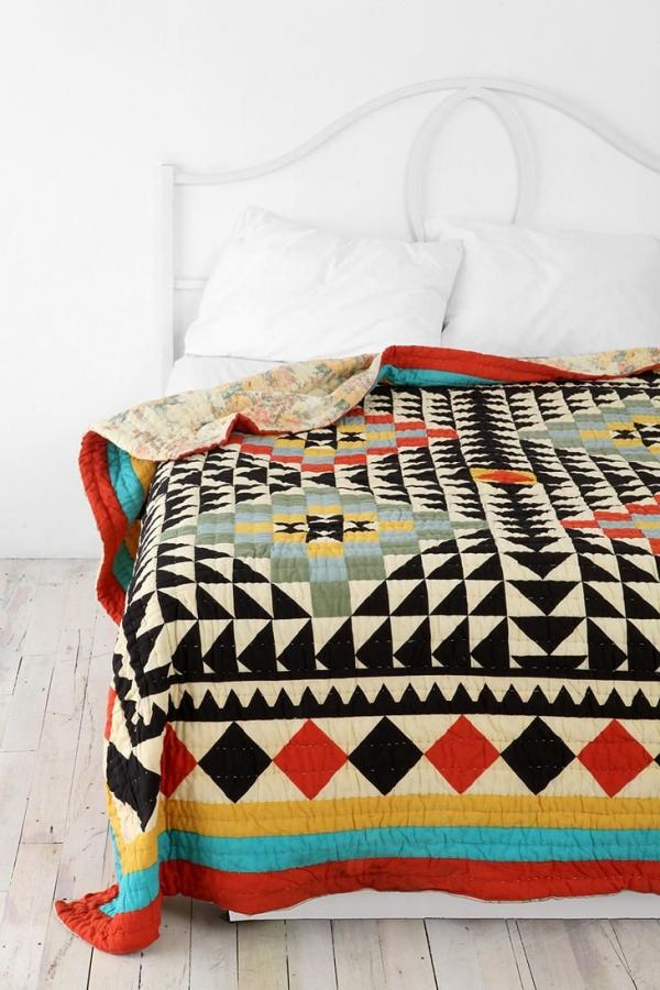 Jednoduchá spálňa osvieži vzorované periny Jednoduchá spálňa osvieži vzorované prikrývky moderne