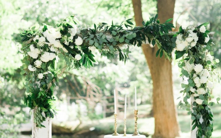 ozdobte svadobný oblúk krásnou kvetinovou girlandou