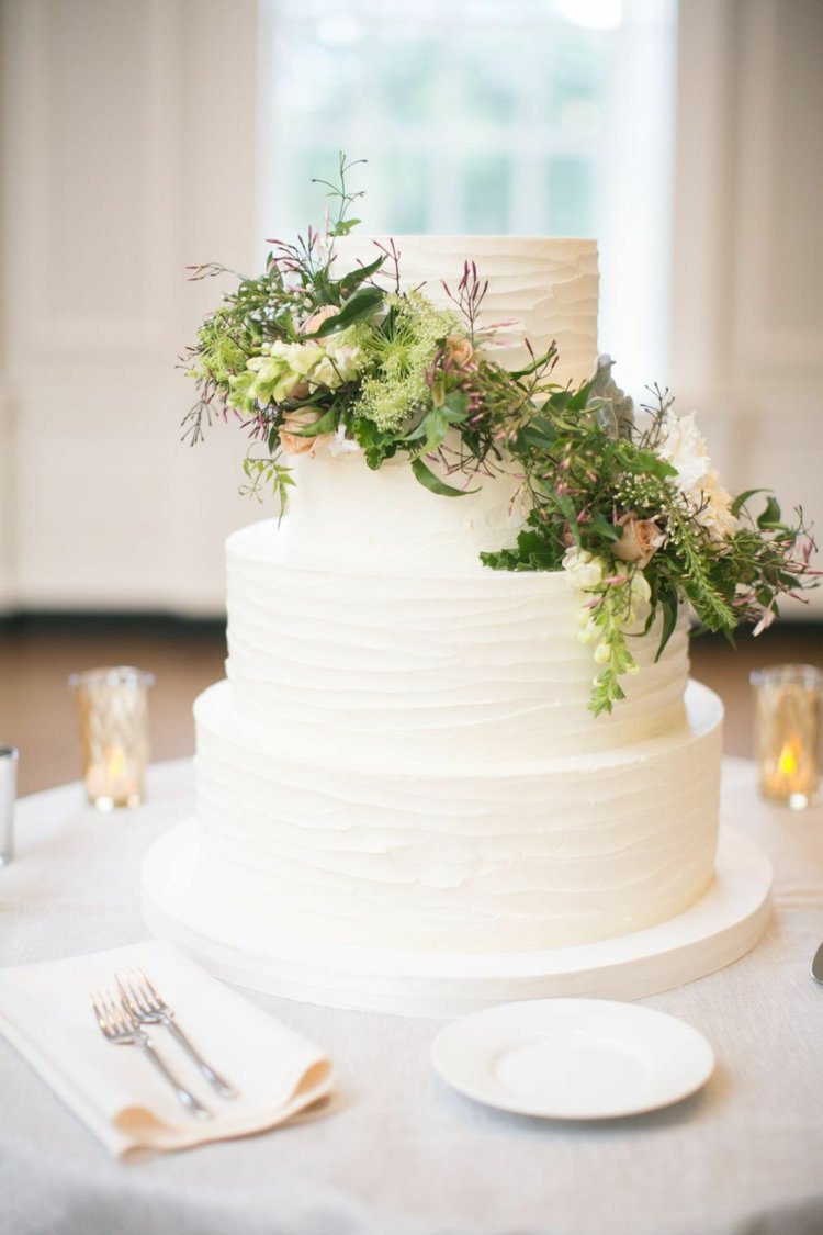 Nápad na skutočné kvetinové girlandy na svadobnej torte