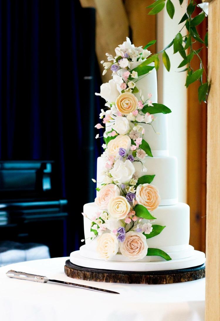 prepracovaný jedlý kvetinový veniec vyrobený z kamélií