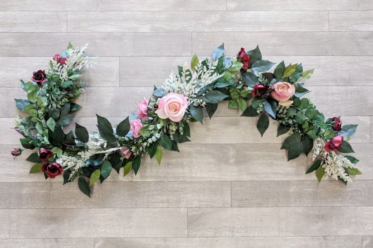 Objednajte si kvetinové girlandy z kvetinárstva a ozdobte plesové sály