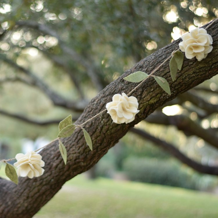 Vyrobte plstené kvety a listy a vytvorte z nich veniec