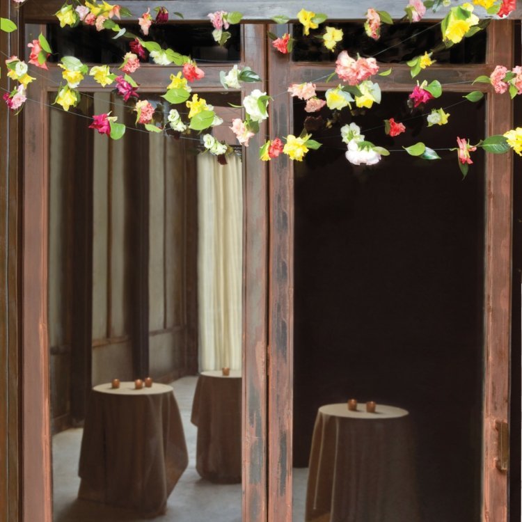 Nápad na pestrofarebný kvetinový veniec, ktorý si vyrobíte sami