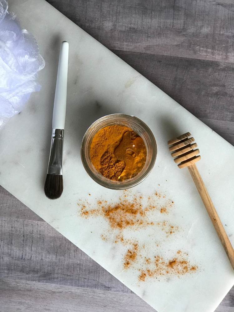 recept na masku z kurkumy jednoducho citrónová šťava med odstráni pigmentové škvrny