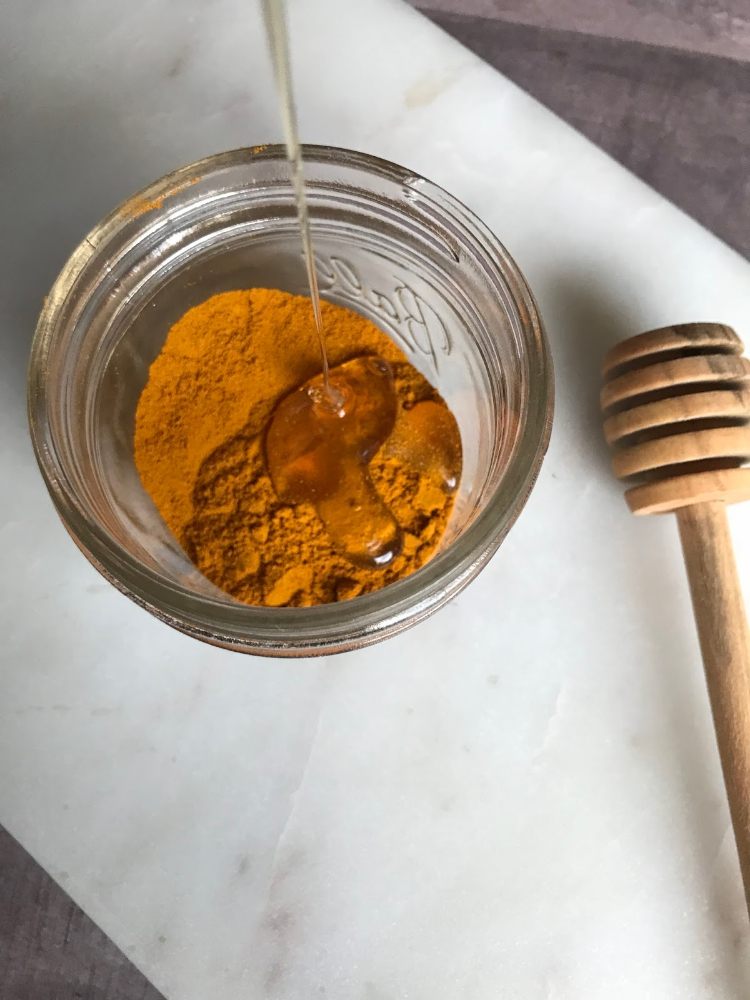 kurkuma maska pigmentové škvrny jazvy med citrónová šťava