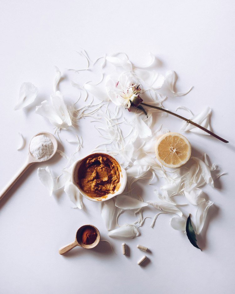 kurkuma maska z ryžovej múky zosvetlenie tváre koreň sladkého drievka citrón