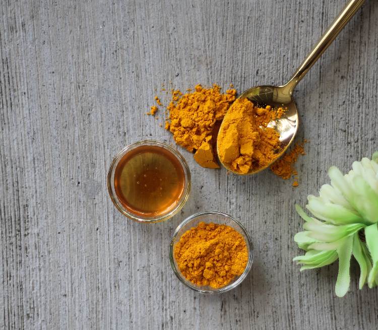 kurkumová maska recept na krásnu pokožku vlasov antibakteriálny prostriedok proti starnutiu pokožky