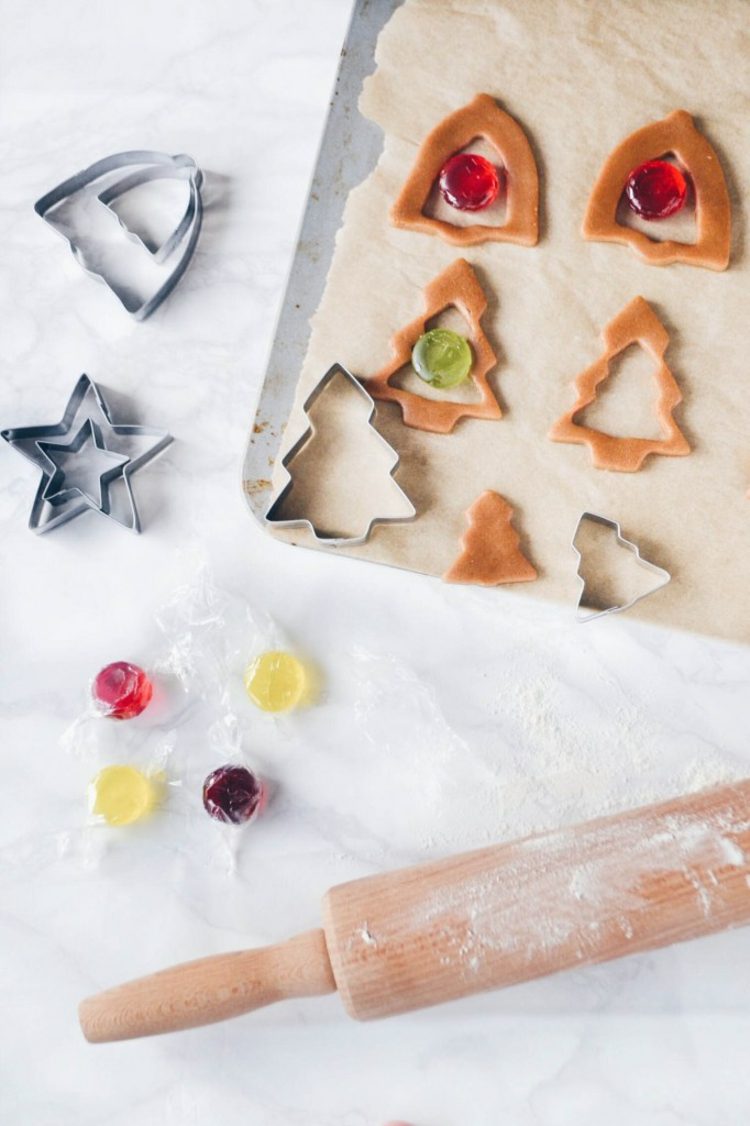 recept na cukrovinky zo skleneného okna zimné motívy vykrajovače na cukrovinky sladkosti sa tavia transparentne