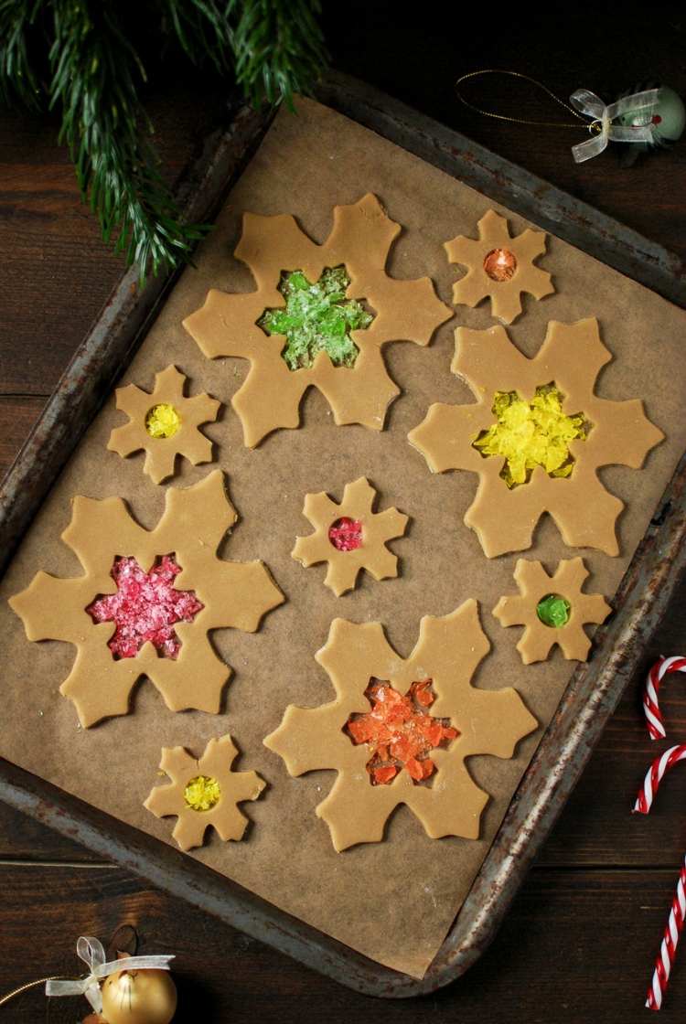 perníčky so skleneným oknom recept snehové vločky dekorácia vianočný stromček dekorácie