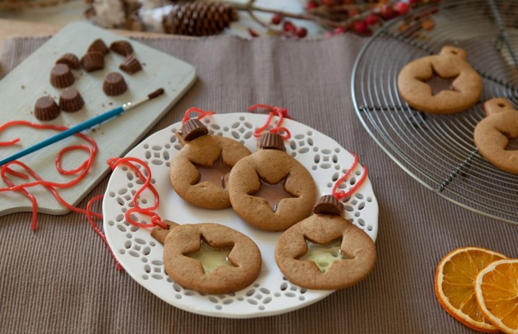 sklenené okenné sušienky pečú okrúhle hviezdičky mini čokoládové ozdoby