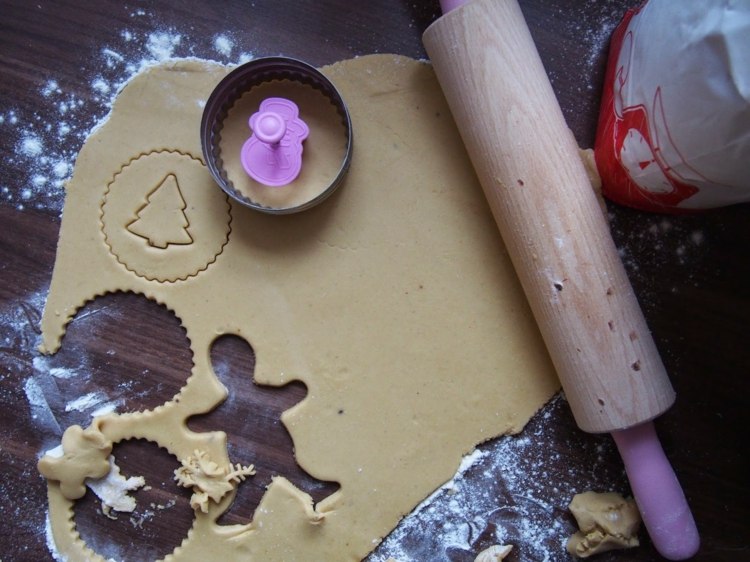 zimné motívy sklenené okná vyrábajte cookies sami vykrajovátka perníčky jedľa