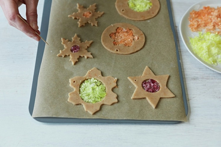 Sklenené okno vystrihlo vianočné pečivo a nasekalo cukríky