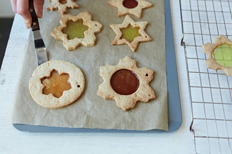 vianočné pečivo so sklenenými oknami zimné motívy snehové vločky hviezda