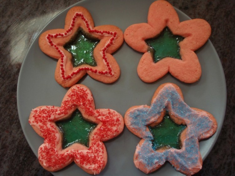 Sušienky farebného skla zdobia cukríky z roztopeného cukru