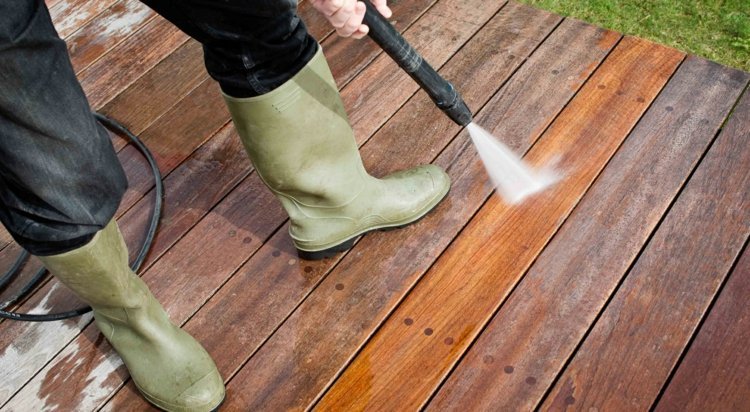 Terasové dosky očistite vysokotlakovým čističom na drevo