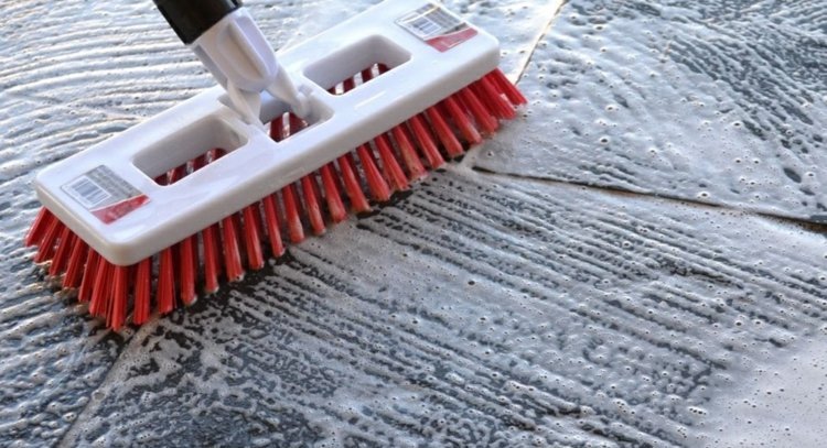 zmes sódy a škrobu čistí terasové dosky ekologicky