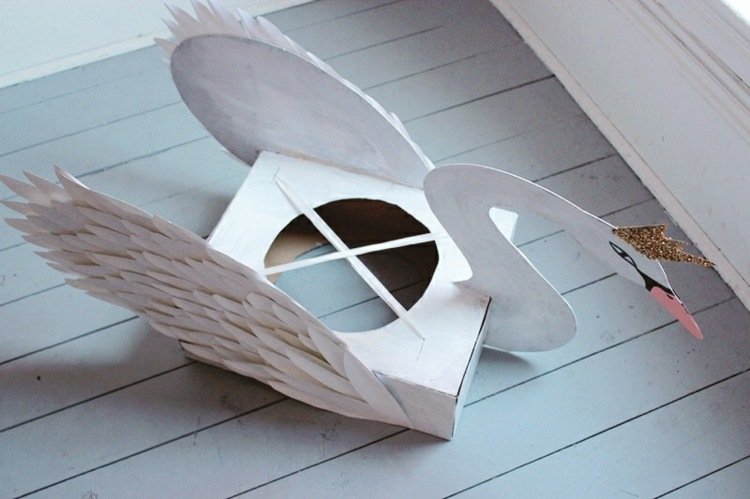 karnevalový kostým drotárska labuť z kartónu