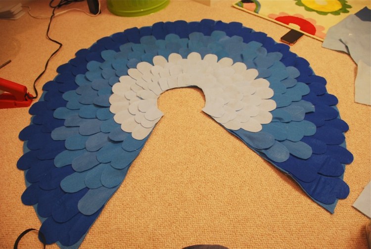 zvieracie kostýmy, deti z nich robia halloween plsteného vtáka