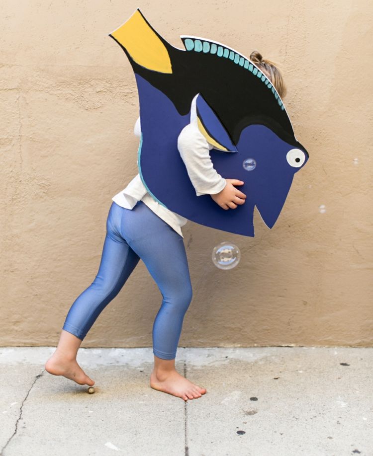 kutilstvo nájde kostým ryby pre deti, škádlení sa s halloweenskym karnevalom