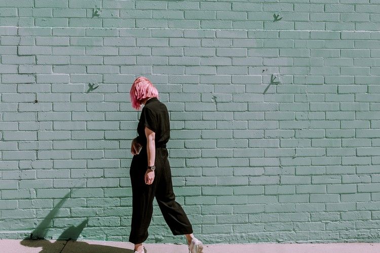 čierna kombinéza je pre ženy must-have