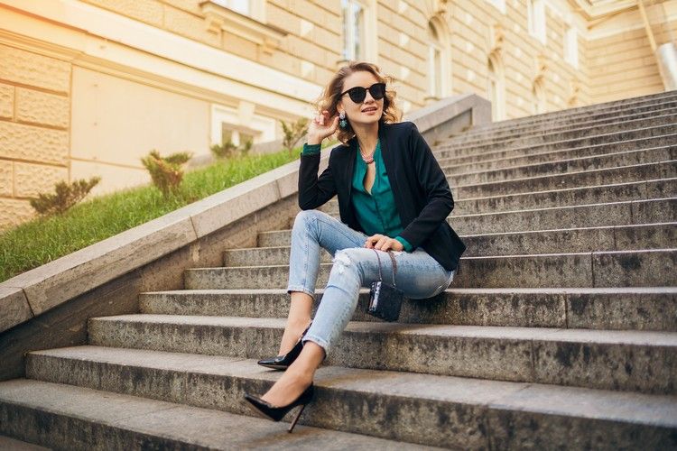 Základné dámske rifle s košeľou a sakom