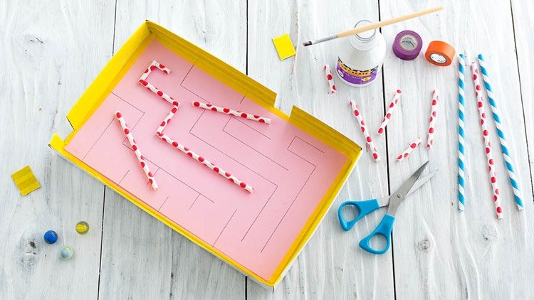 Nakrájajte slamky podľa riadkov botník-drotár-deti-návod-lopta-bludisko-slamky