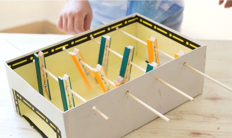 Tinker stolík na stolný futbal z botníka Tinker od topánok pre deti-stolný futbal-návod-drevené špajle