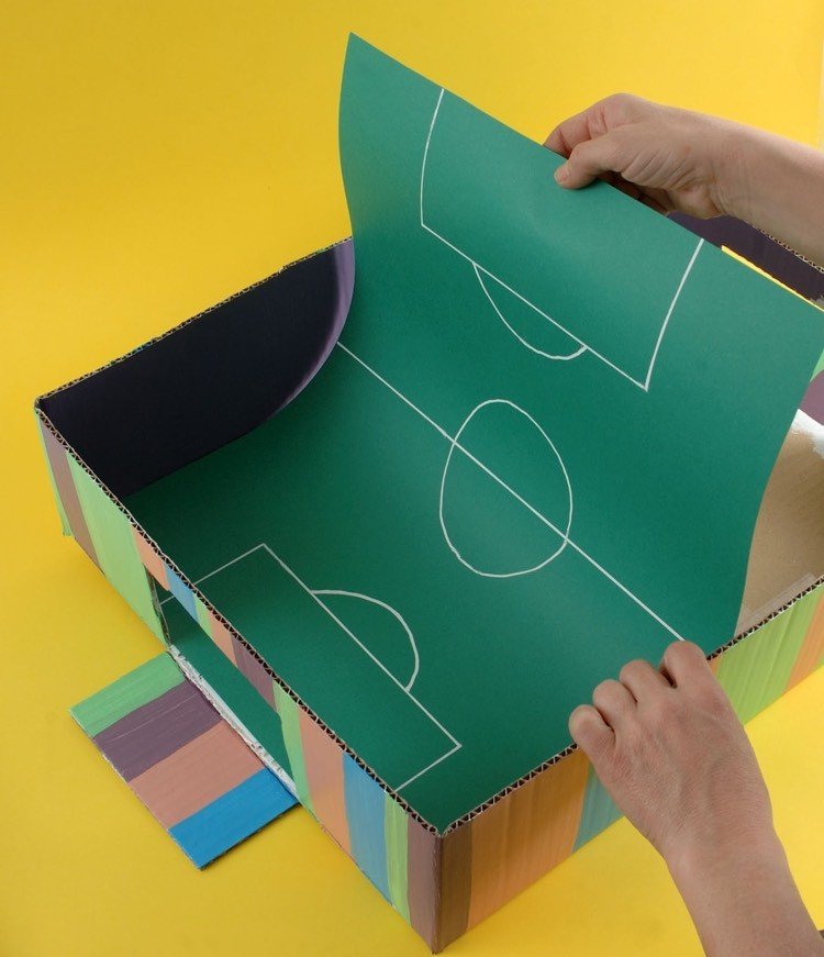 Futbalové ihrisko vyrobené zo zeleného stavebného papiera krabica na topánky, drotár, deti, futbalové ihrisko, kartón