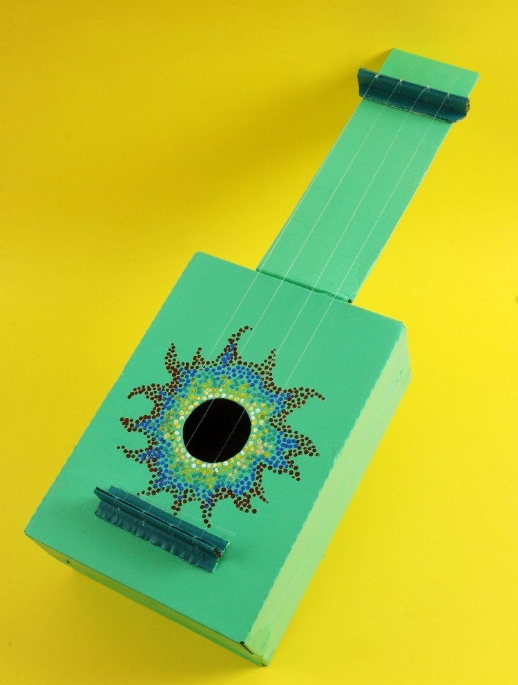 Gitara vyrobená z botníka a gumičiek botník-drotár-deti-gitara-zelená