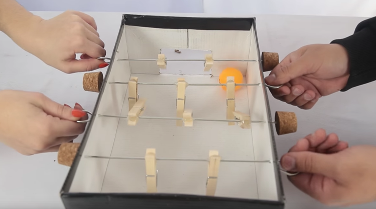 Futbalový stôl vyrobený z drevených sponiek a kovových špajlí Shoebox-drotár-deti-stolný futbal-jednoduché