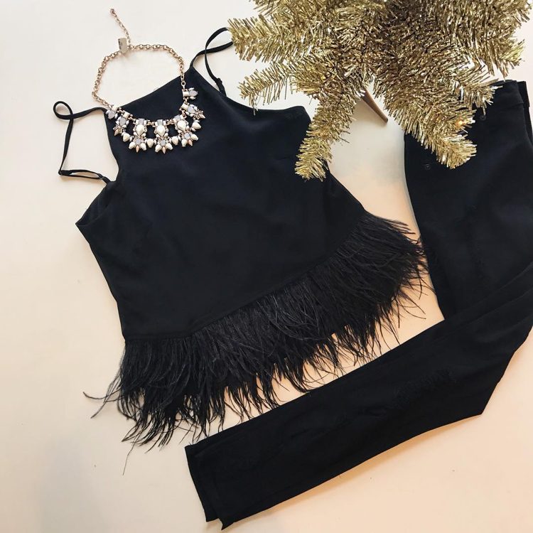 Top oblečenia z drotkového peria okorení čiernu farbu