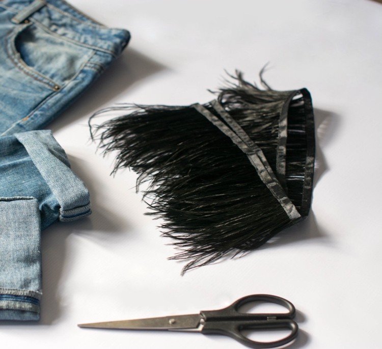 Tinker perie zdobia džínsy