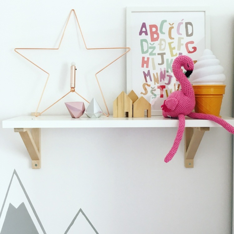 nasekaný plameniak dekorácia police obrázok lampa hviezda