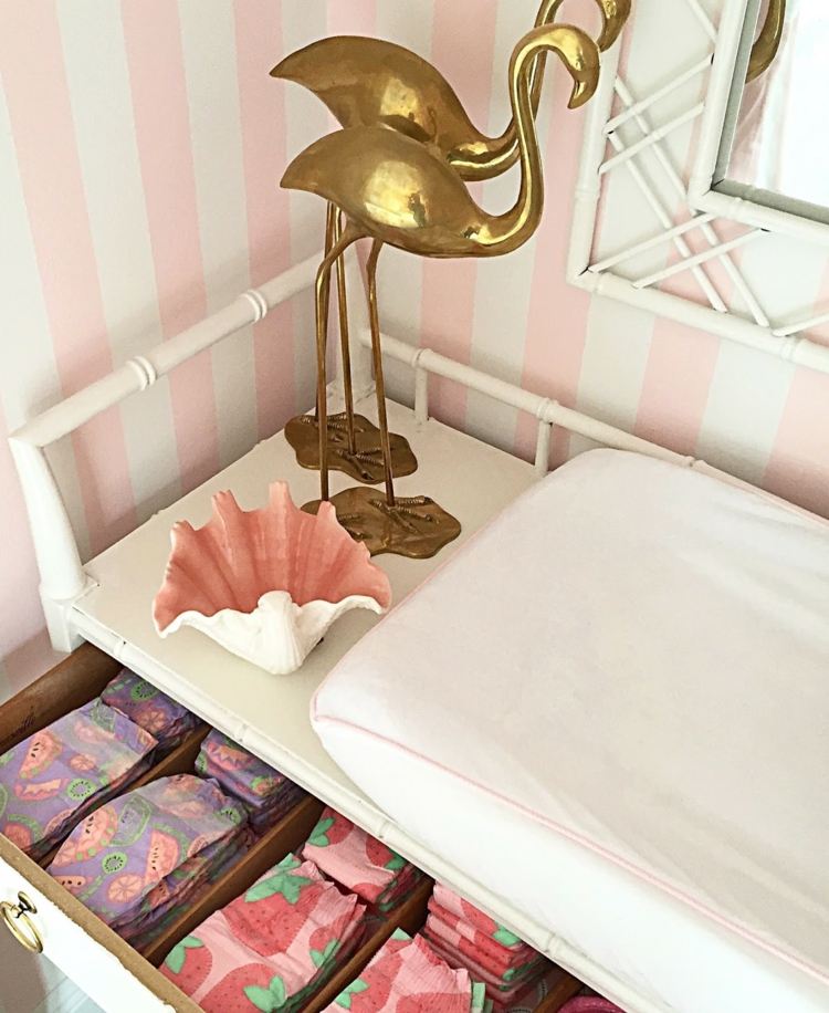 plameniak nápady v detskej izbe figúrky oceľový prebaľovací pult