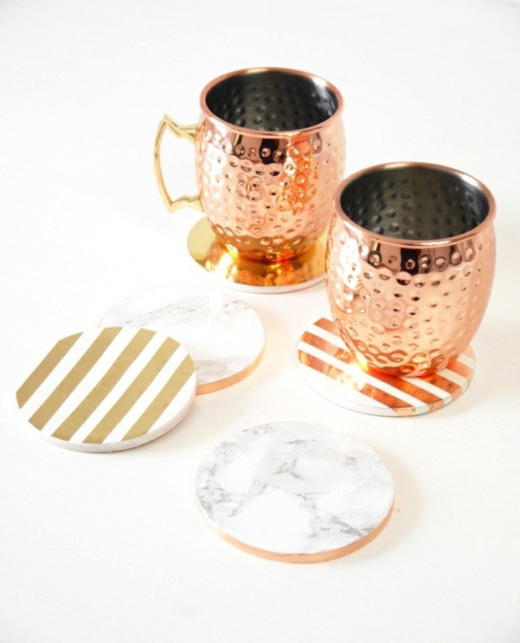 zlatý fóliový drotársky pruhovaný mramorový hrnček s podstavcom