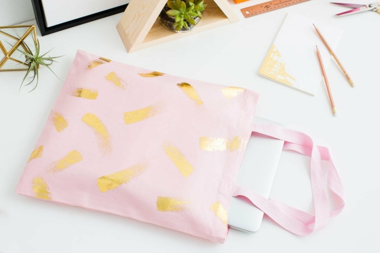 ozdobte látkové vrecko pokynmi na drobnosti zo zlatej fólie