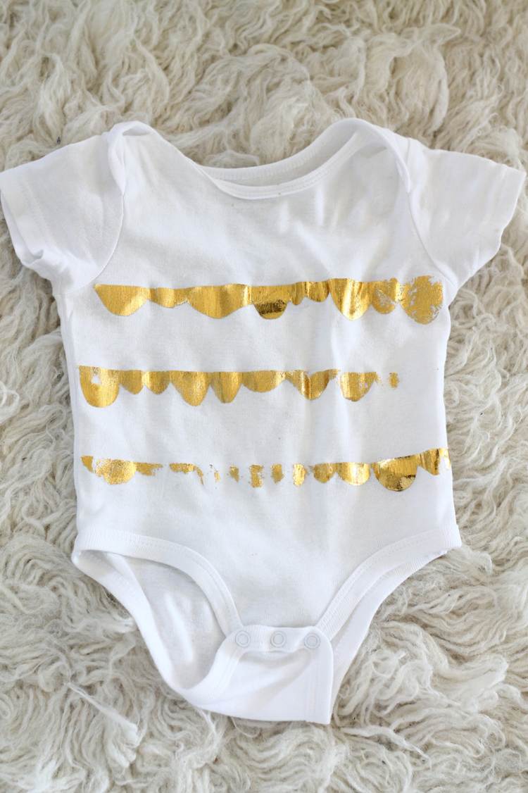 Okoreňte oblečenie pre deti zlatou fóliou