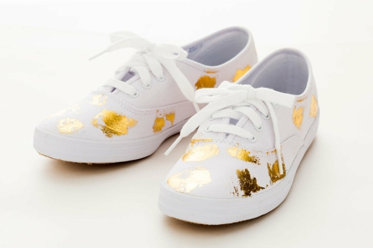 doplnky drotárskej obuvi so zlatou fóliou