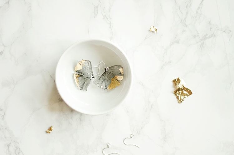 drotárske šperky náušnice tinker ginko list so zlatou fóliou
