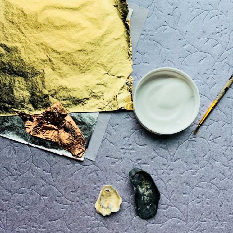 zlaté fólie drotárske nuansy mušle zdobia náhrdelník