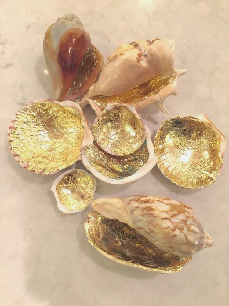 zlatá fólia na ozdobu bytu mušlí