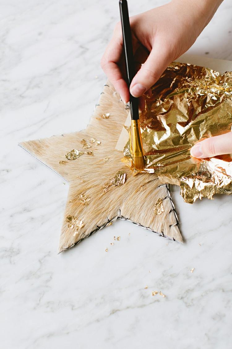 Návod na výrobu vianočných hviezd so zdobením zlatou fóliou