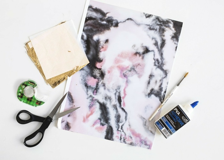 drotár so zlatou fóliou vianočný baliaci papier mramorové zlaté žilky