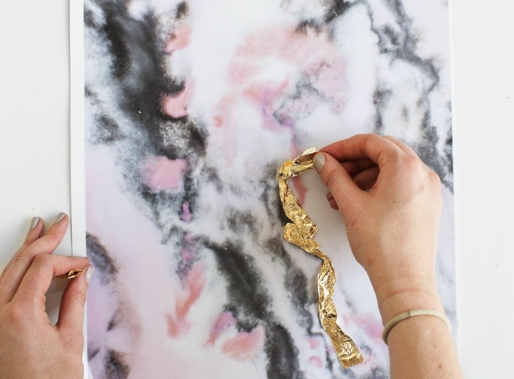 drotár so zlatou fóliou na vianočné balenie baliaceho papiera