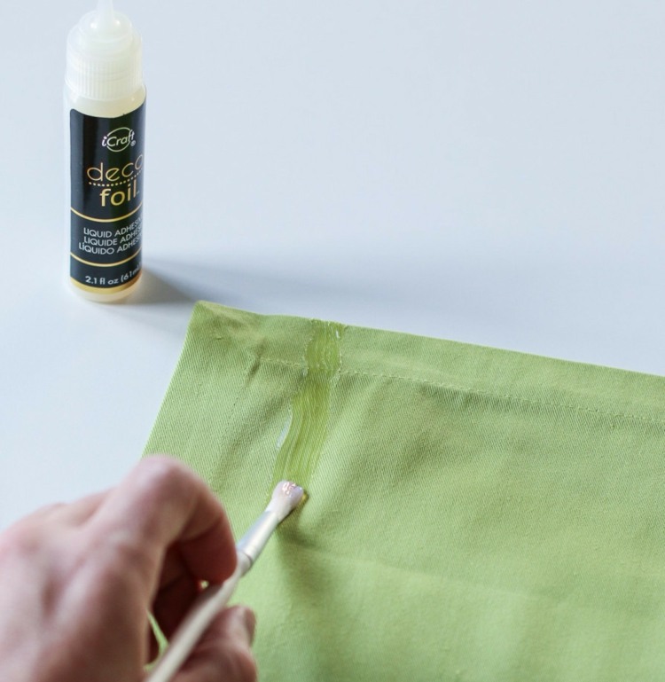 drotár so zlatou fóliou ozdobte vianočné obrúsky