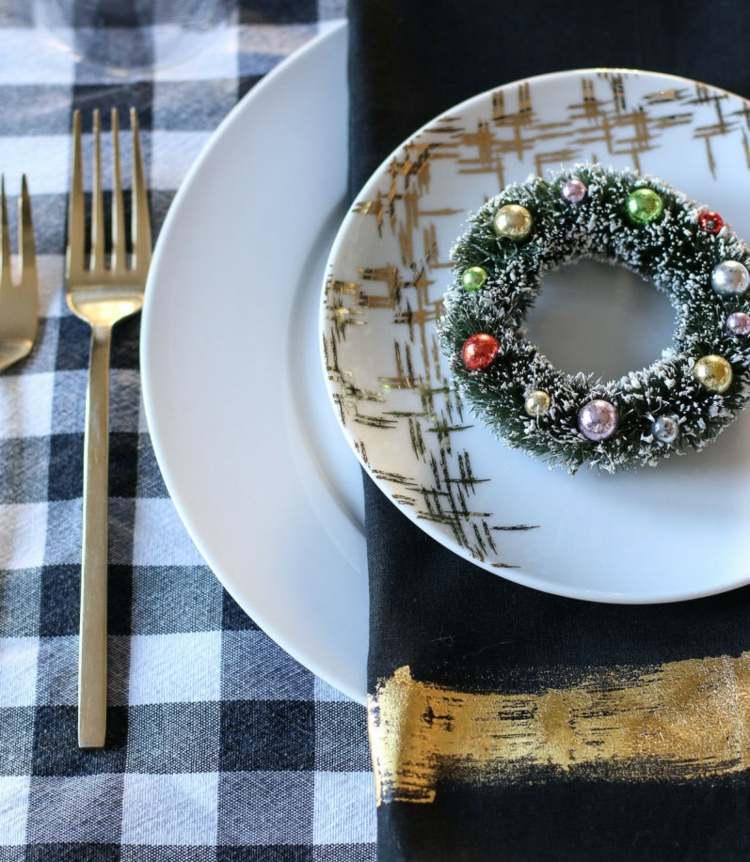 ozdobte látkové obrúsky slávnostne ručnými prácami zlatou fóliou na Vianoce