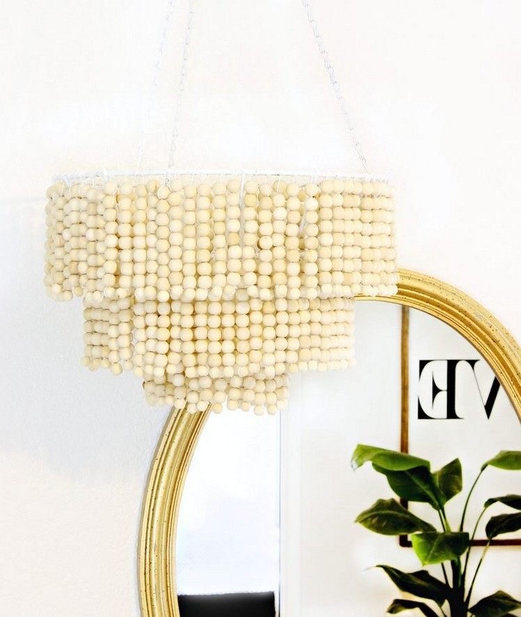 Vyrobte si luster-zrkadlo-rastlina-dekorácia-nápad s drevenými korálkami