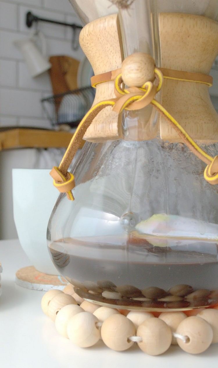 s-drevenými korálkami-drotárstvom-ručne vyrobenými táckami-čajníkom-drevenými guľami-kuchyňou