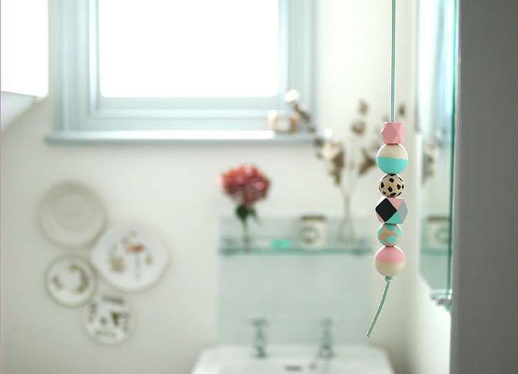 s-drevenými korálkami-drotár-šnúra-svetelné spínače-farebné-maľované-drevené gule